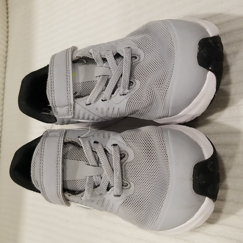 Nikes 2.5Y gray shoes
